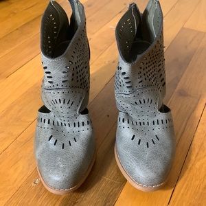Very G gray heeled cutout boots size 7.5